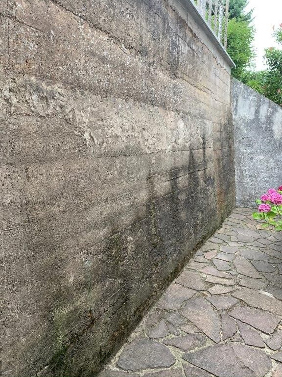 vor der Wandverkleidung im Aussenbereich