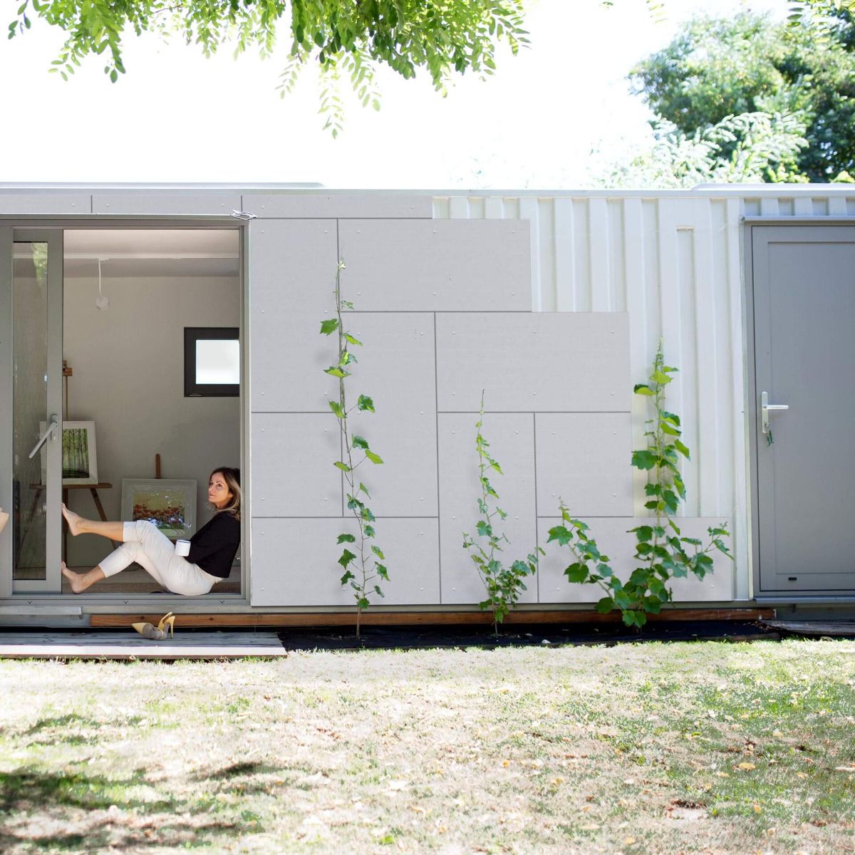 Containerverkleidung aus glatten, großformatigen Faserzementplatten in Schieferoptik.