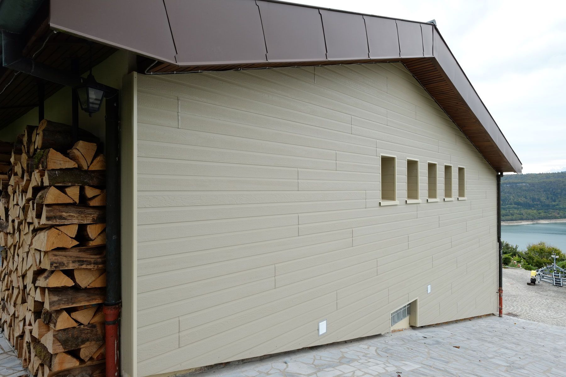 Holzfassade in der Farbe creme.