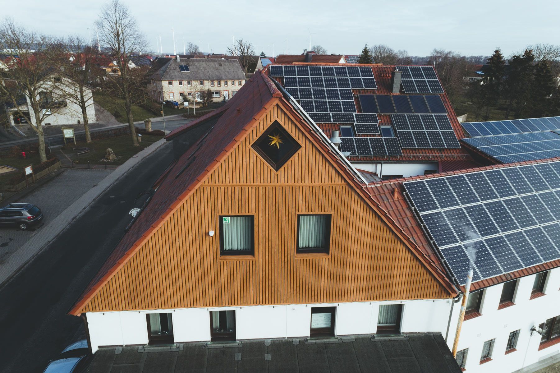 Braune Rhombuspaneele als Giebelverkleidung.