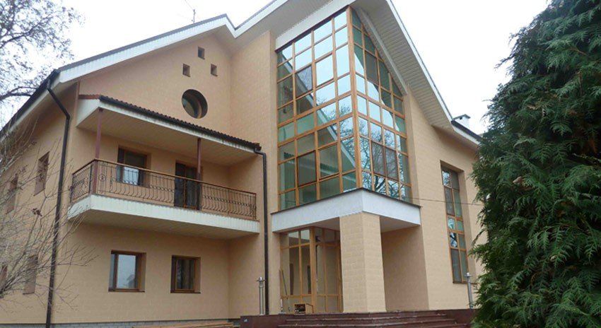 Einfamilienhaus mit Putzstrukturfassade VinyTherm in der Farbe Helios.