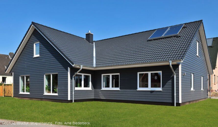 Ein Einfamilienhaus mit schwarzer Fassade. Eternit Cedral in der Farbe c50 schwarz.