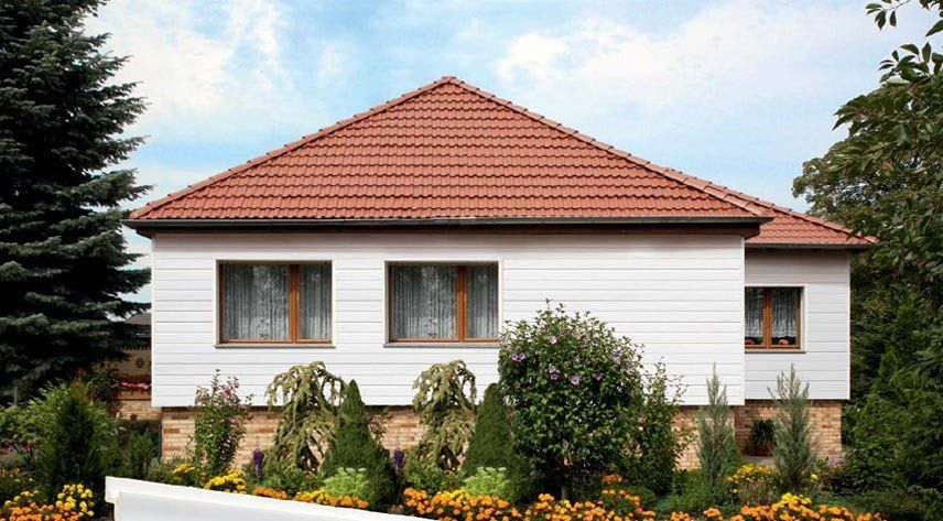 Einfamilienhaus mit VinyTop Fassadenpaneelen in der Farbe Signalweiß.