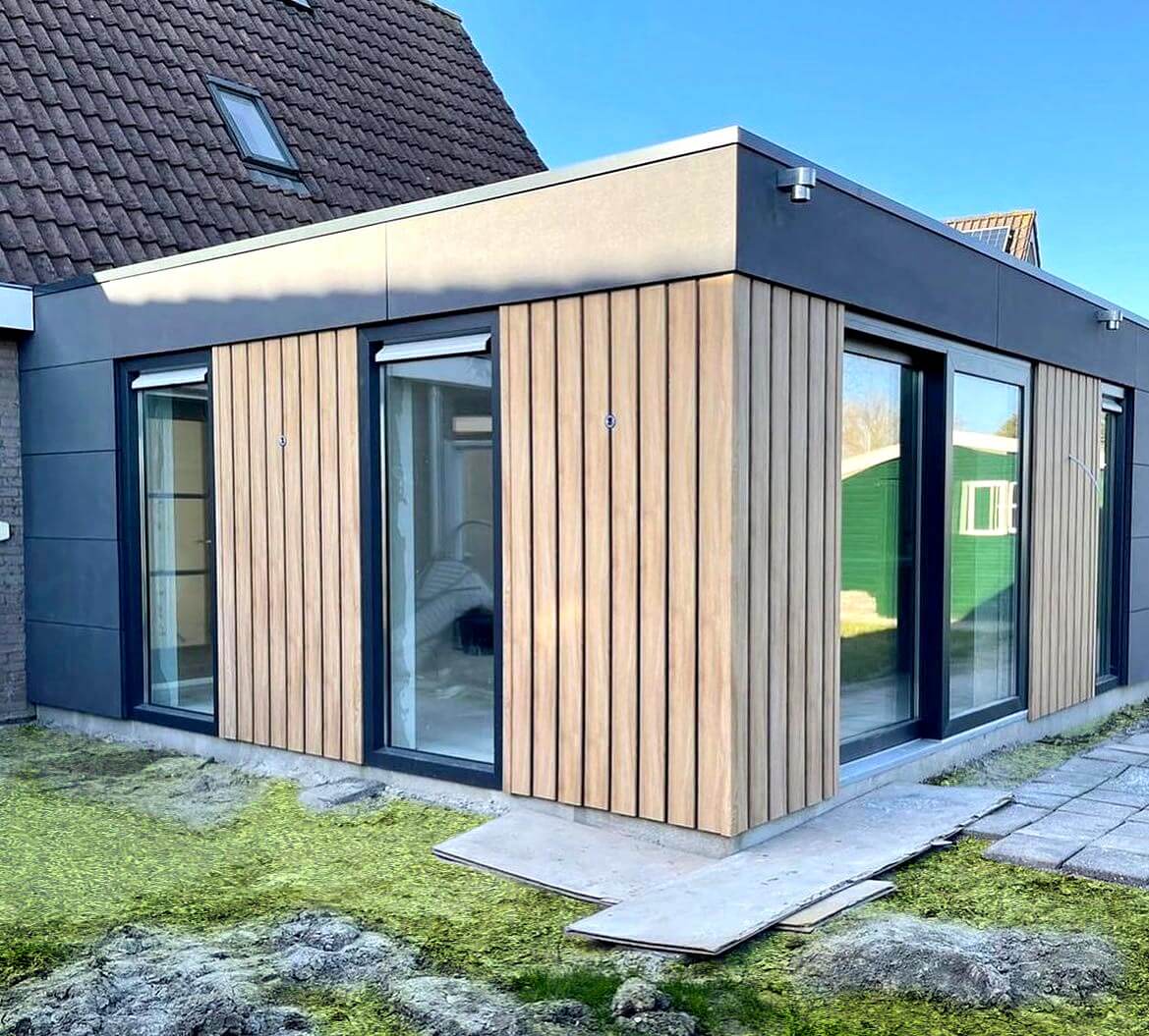 Anbau mit senkrecht verlegten Rhombusprofilen aus recyceltem Kunststoff von Vinylit.
