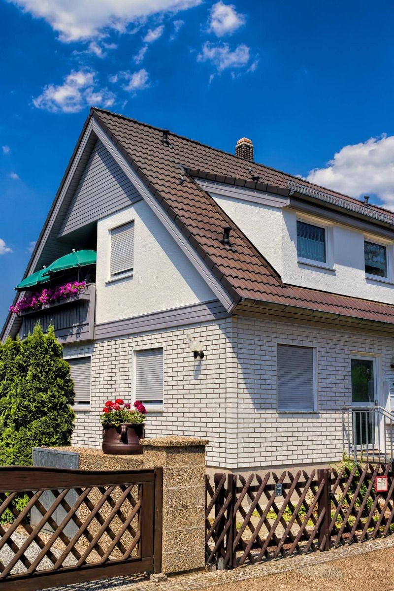 Einfamilienhaus mit einer weißen Verkleidung in eleganter Klinkeroptik HL.