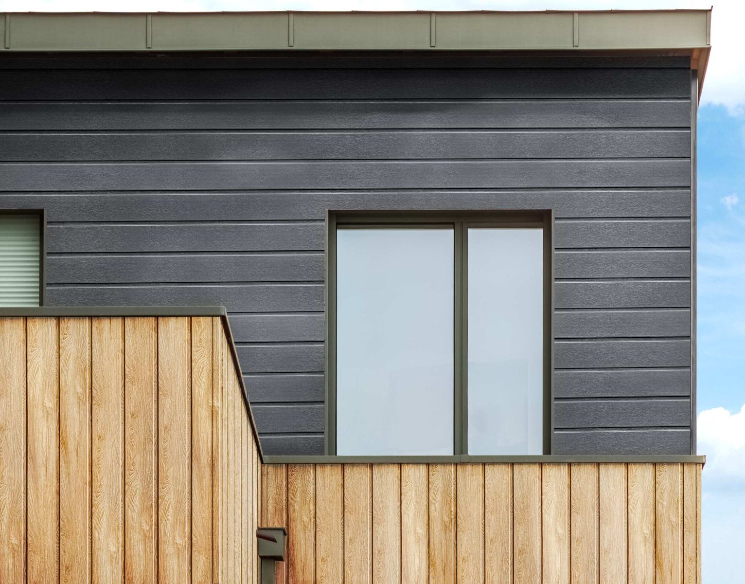 Eingangsbereich eines modernen Wohnhauses mit einer Fassadenverkleidung in Holzoptik von Vinylit Multipaneel Design
