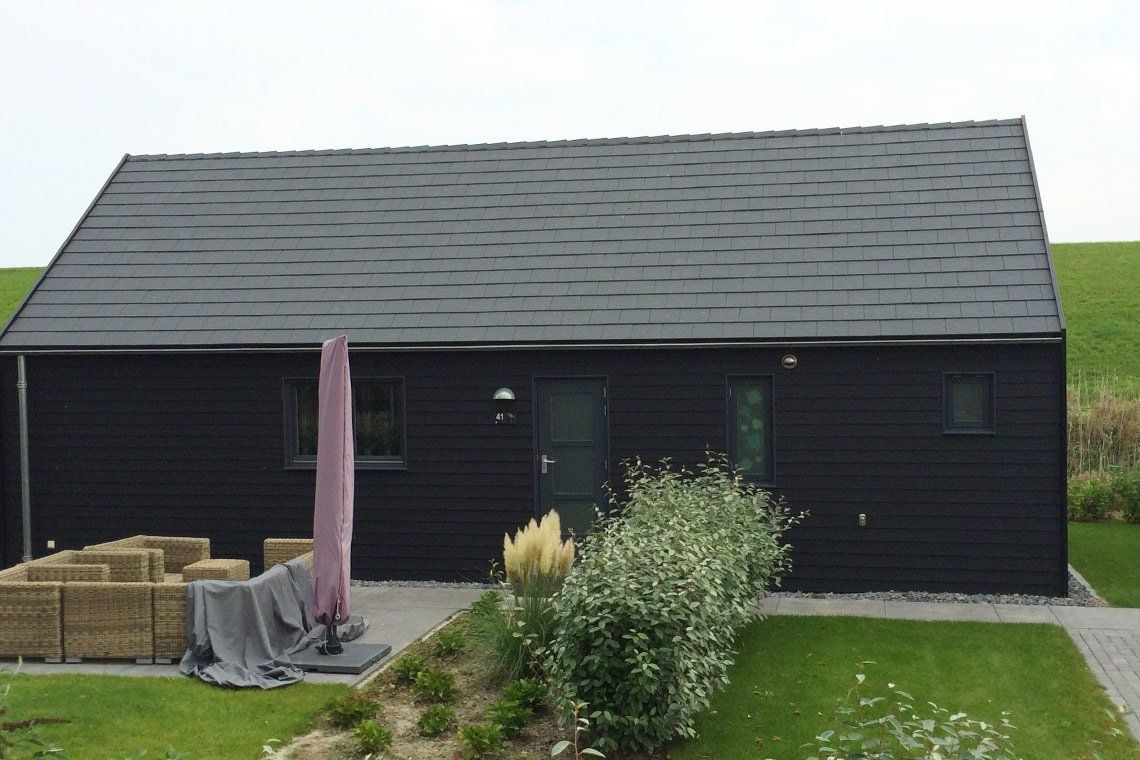 Ferienhaus mit Zierer in der Farbe Schieferstrukturdach in anthrazit