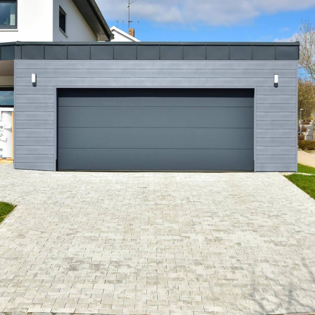 Eine frisch renovierte Garage, die mit UV-beständigen Fassadenpaneelen ausgestattet ist