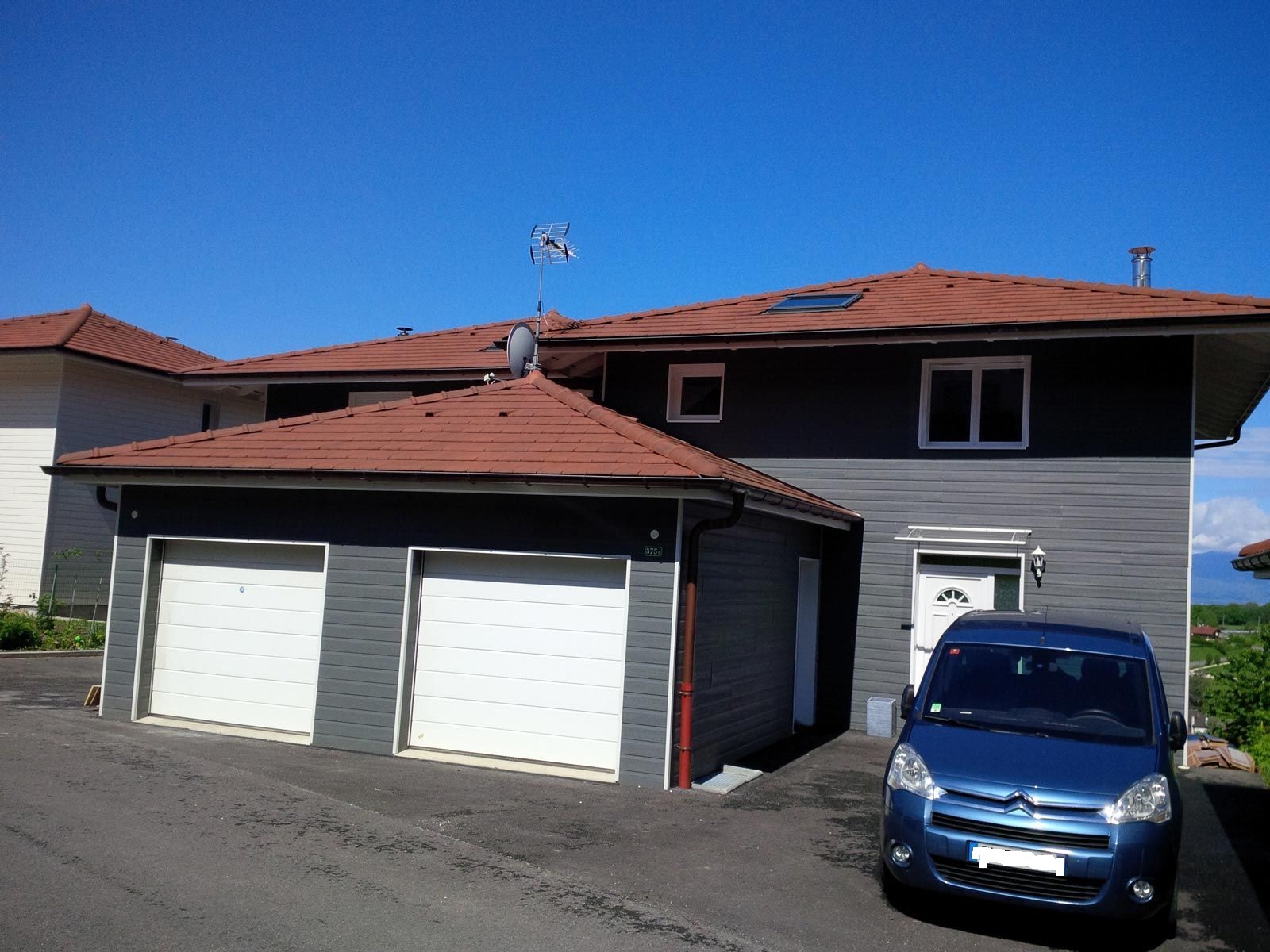 Doppelgarage mit dunkelgrauer Holzfassade