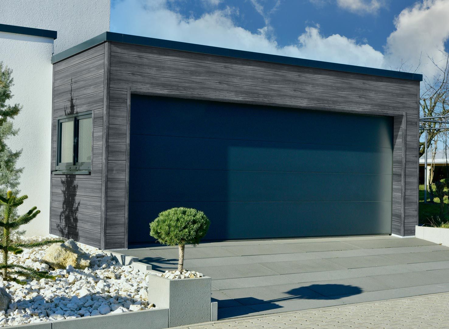 Für die Garage wurde eine Rhombusfassade aus wartungsfreiem Kunststoff verwendet.
