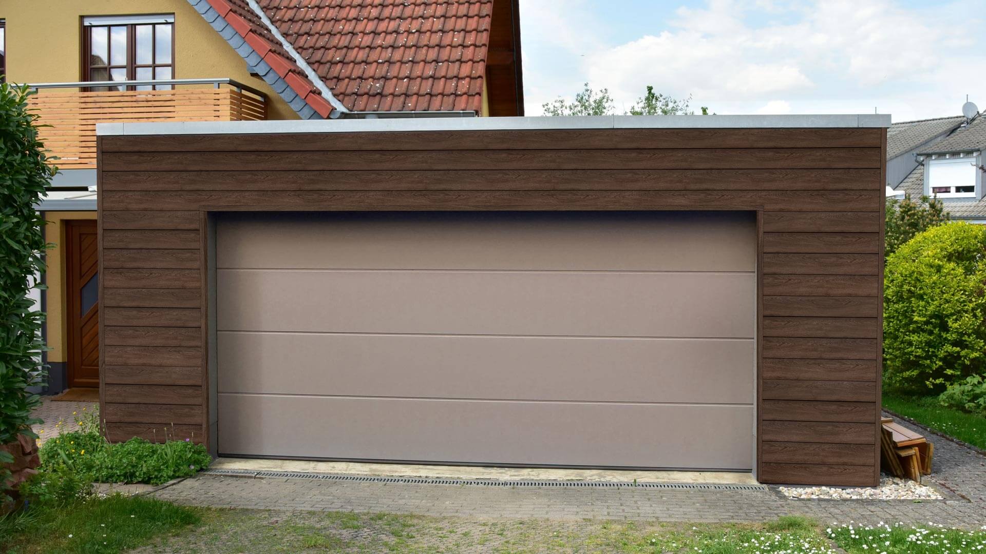 Kunststoffpaneelen in Holzoptik für Garage