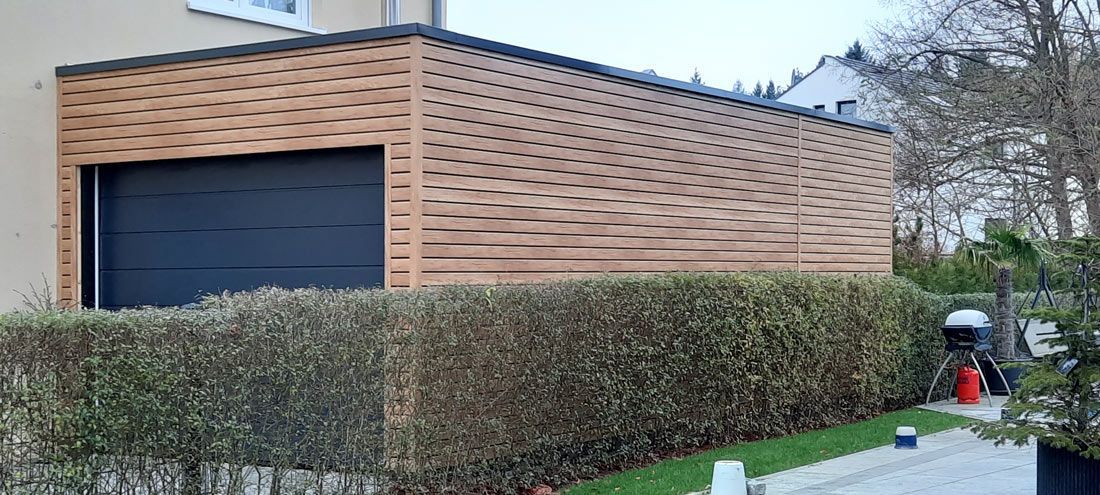 Für die Garage wurde eine Rhombusfassade aus wartungsfreiem Kunststoff verwendet.