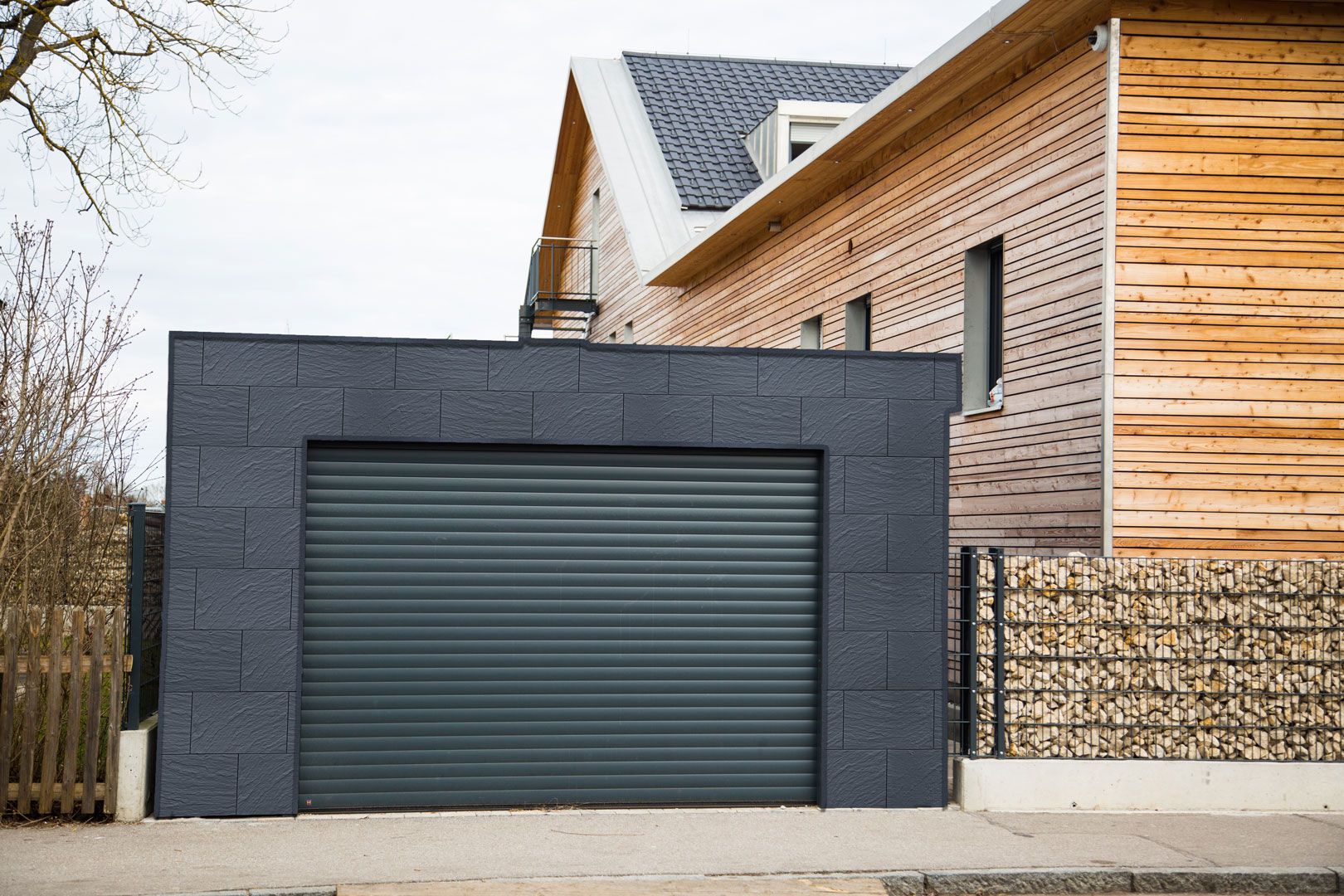 moderne Garagenverkleidung mit Zierer-Platten aus glasfaserkunststoff in anthrazit
