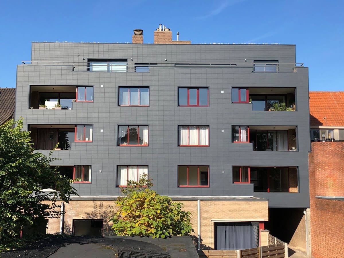 Mehrfamilienhaus mit Zierer Fassadenplatten anthrazit