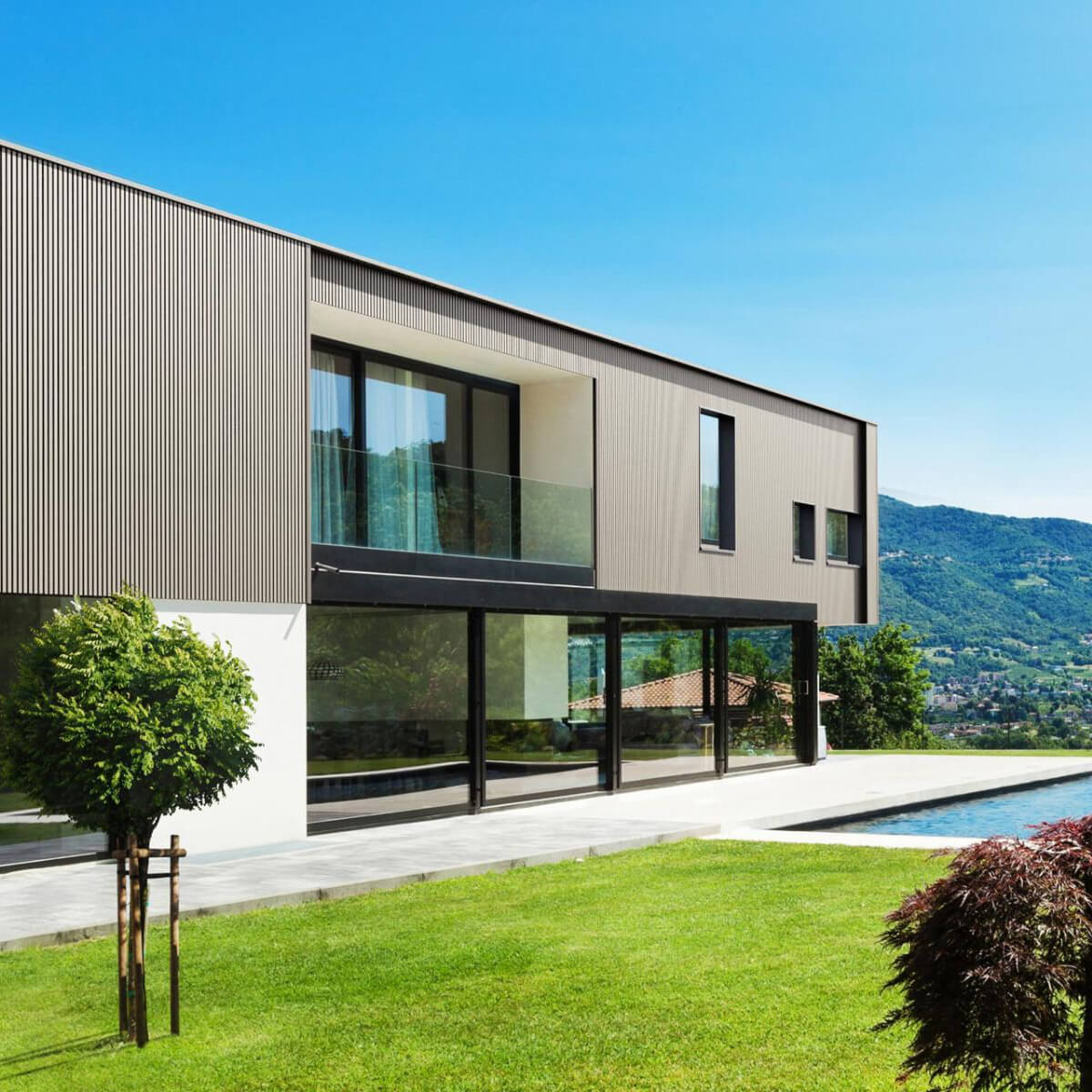 Eine Verkleidung mit WEO 35 WPC Rhombusfassade in Lamellenoptik.
