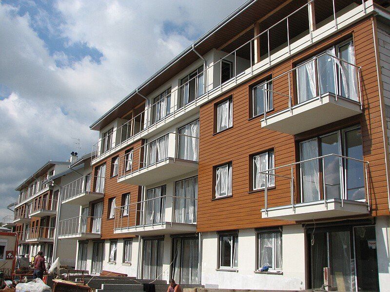 Mehrfamilienhaus - Hausfassade golden oak