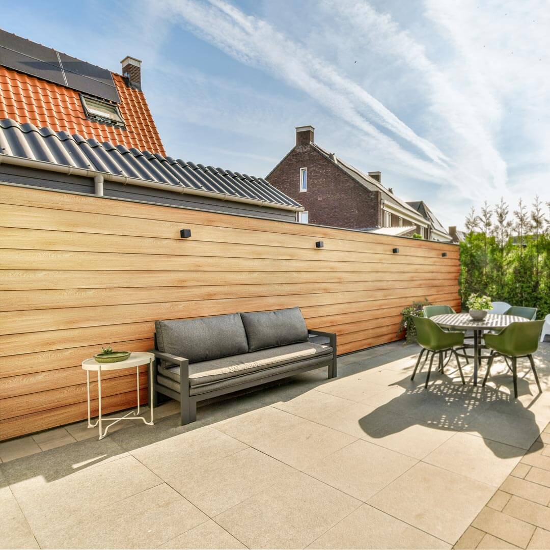 vinyBoard Design - Traditionelle Stülpschalung in Echtholzoptik für moderne Terrassenwandgestaltungen