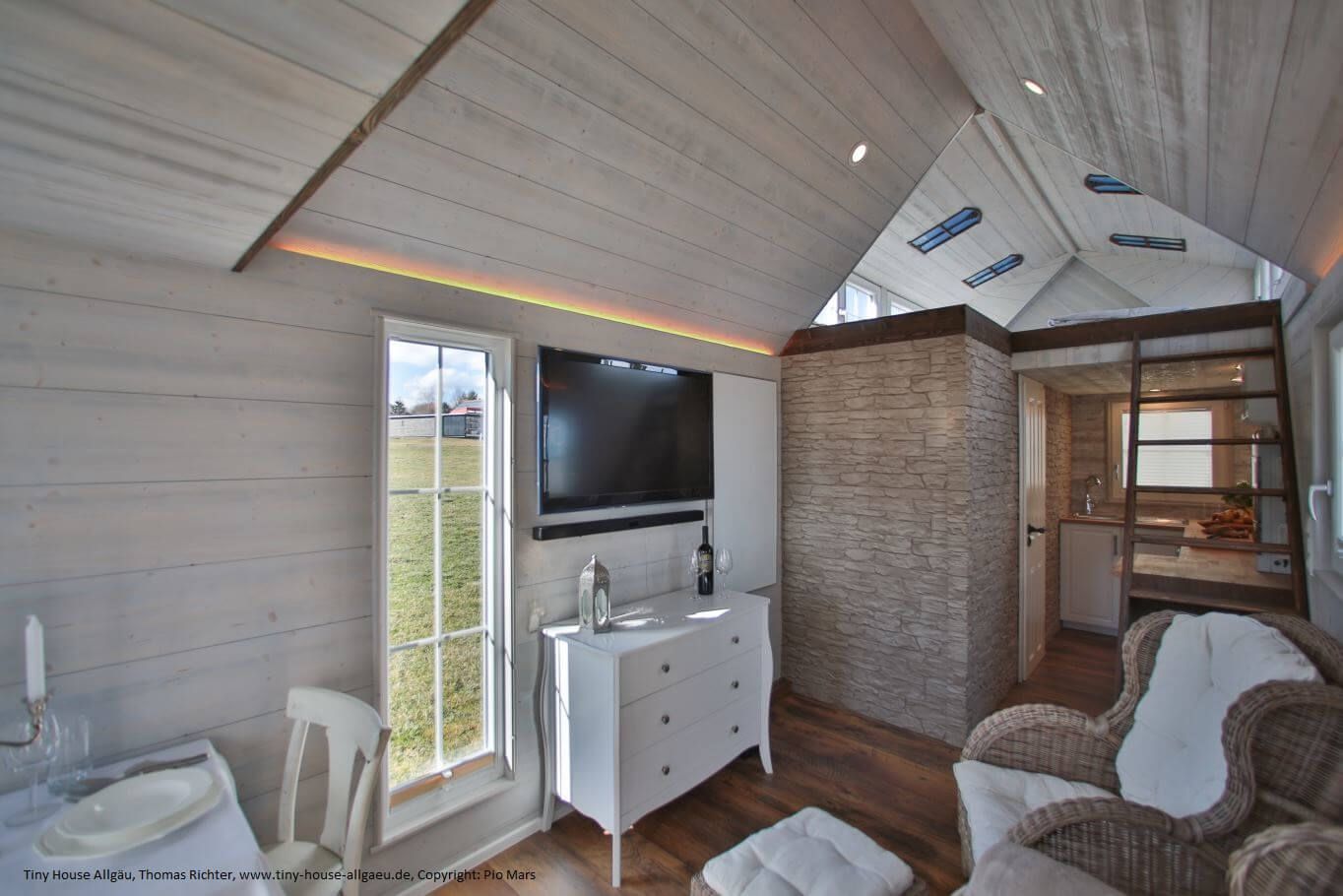 Tiny House mit einer pflegeleichten und stossfesten Innenwandverkleidung in Natursteinoptik.
