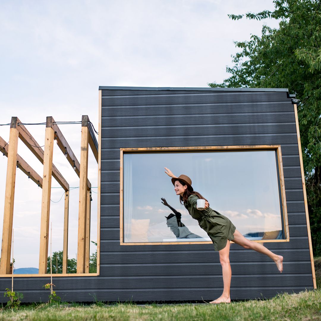Tiny House mit einer sehr leichten, modernen und pflegeleichten Fassadenverschalung aus Kunststoff.