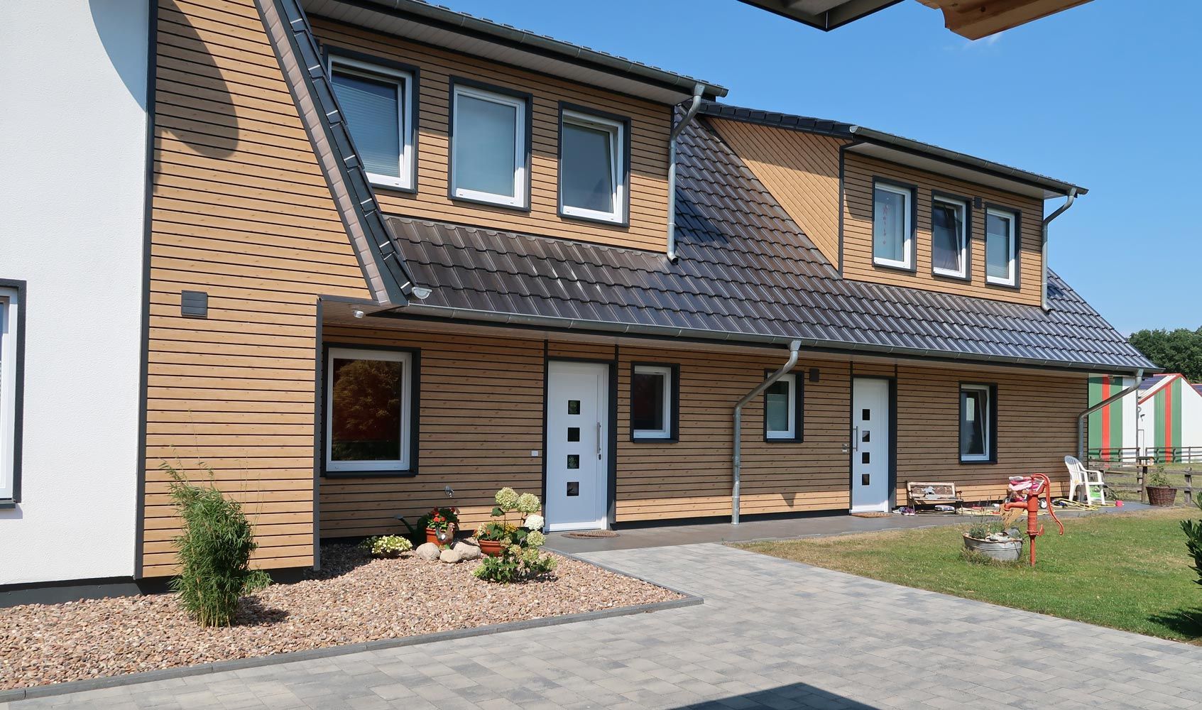 profildekor dekotrim 95 gfk holzfassade sibirische laerche einfamilienhaus putzfassade
