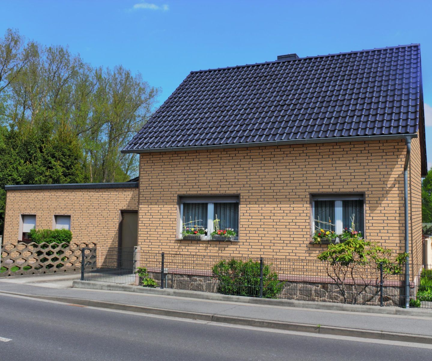 Zierer Klinkerstruktur in Gelb für stark wetterbeanspruchte Hausseiten bei einer klassischen Einfamilienhaus