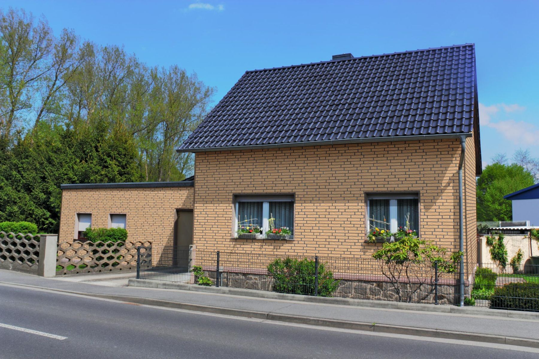 Zierer Klinkerstruktur in Gelb für stark wetterbeanspruchte Hausseiten bei einer klassischen Einfamilienhaus