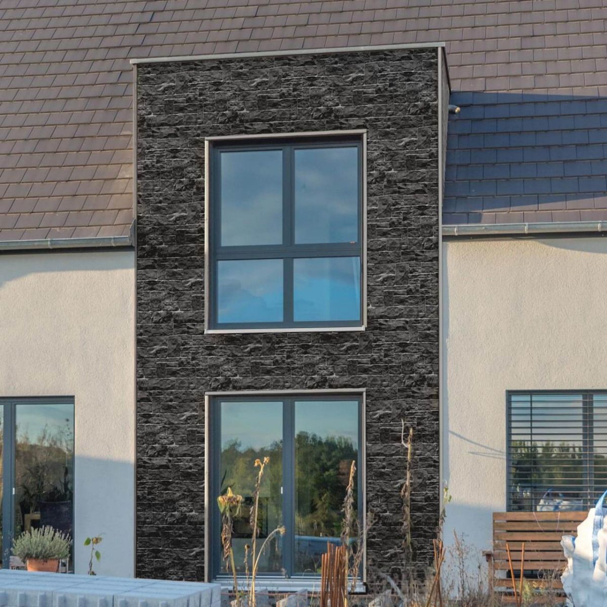 Schwarze Verkleidungsplatten in Natursteinoptik für einen Erker