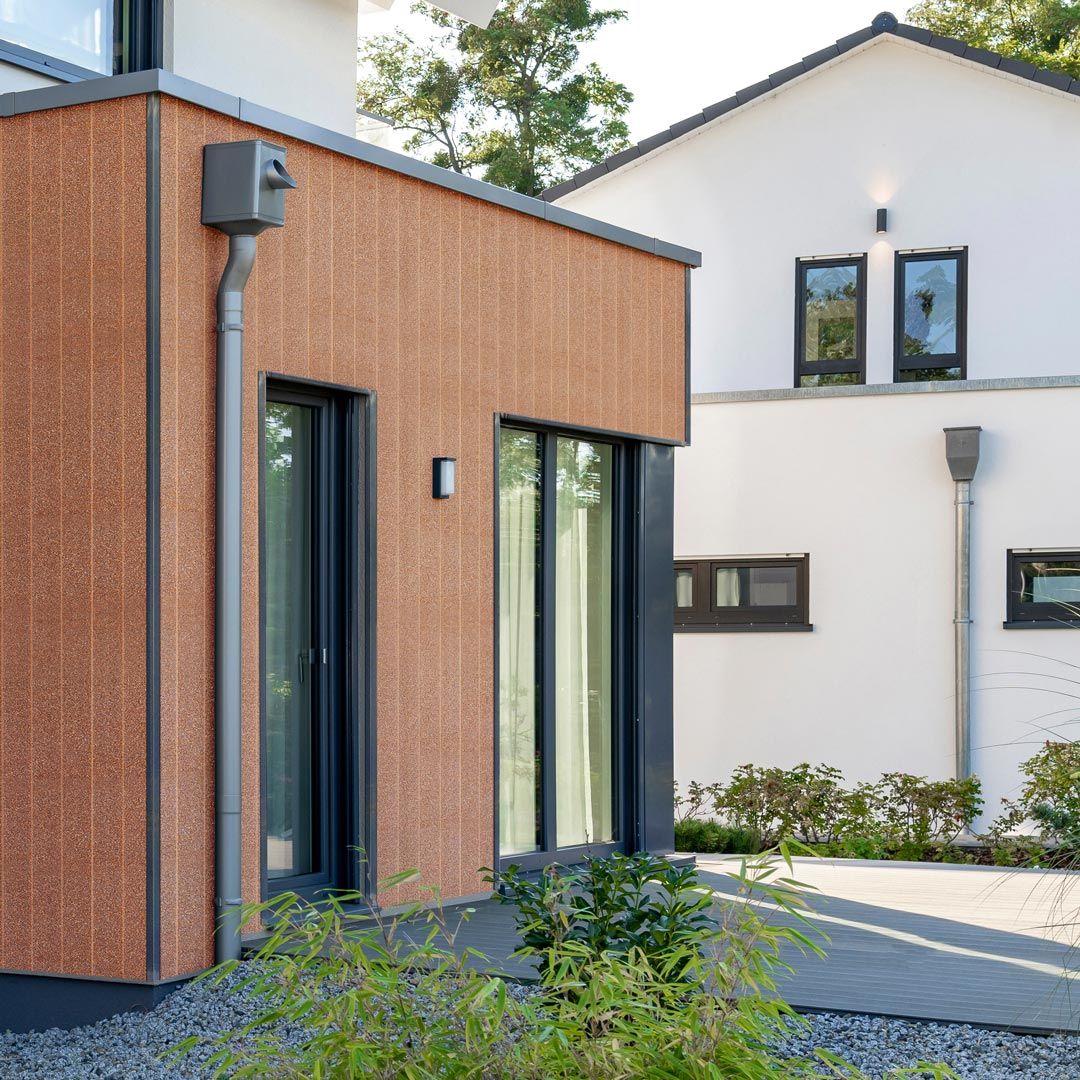Die Putzfassade besteht aus einer Mischung von zwei Varianten von vinyTherm, sowohl mit als auch ohne Fase
