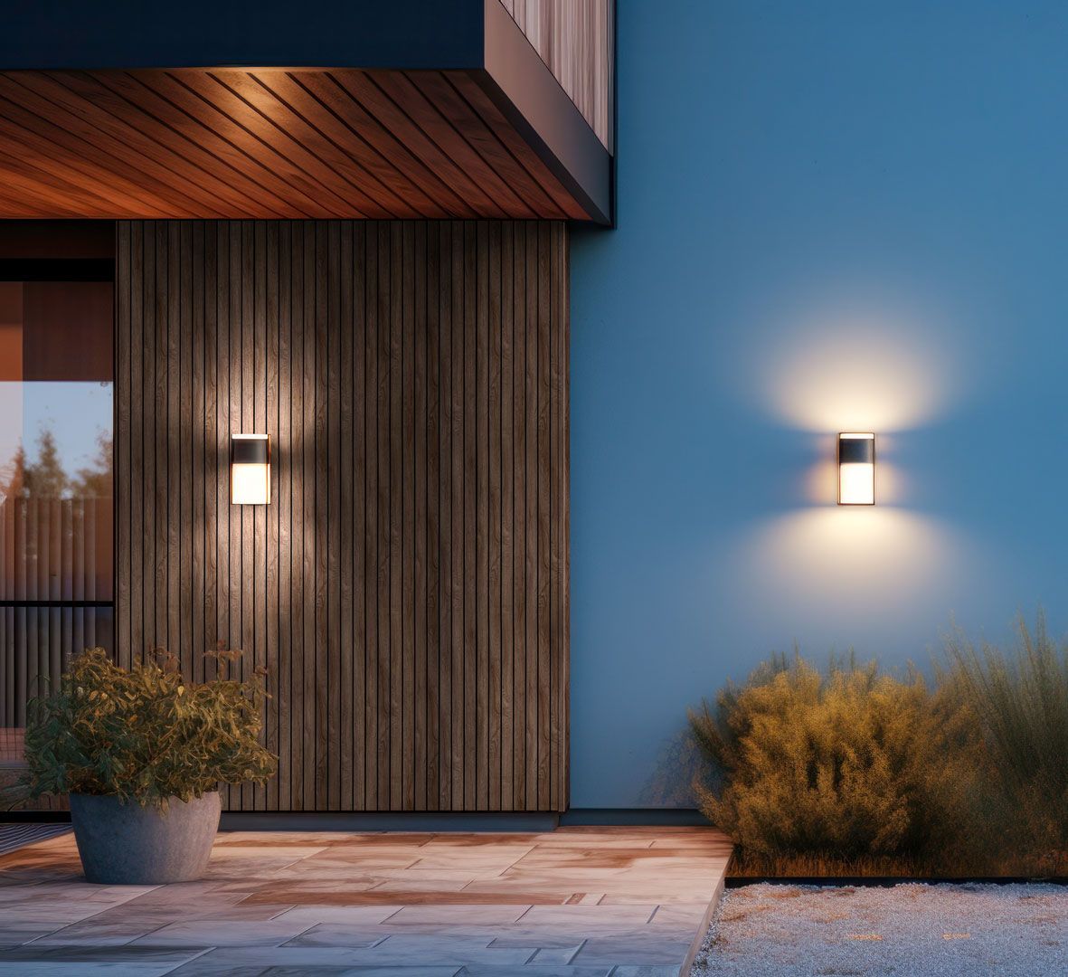 Eine moderne Terrassenwand, gestaltet mit vinyPlus Quattro Fassadenpaneelen. Ein Paneel vinyPlus Quattro entspricht 4 Rhombusleisten je 75mm