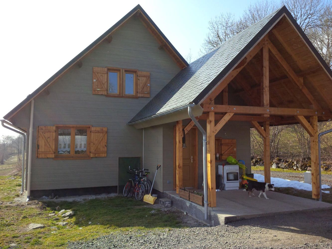 Kleines Landhaus mit einer Fassade von Naturetech in der Farbe Acacia 