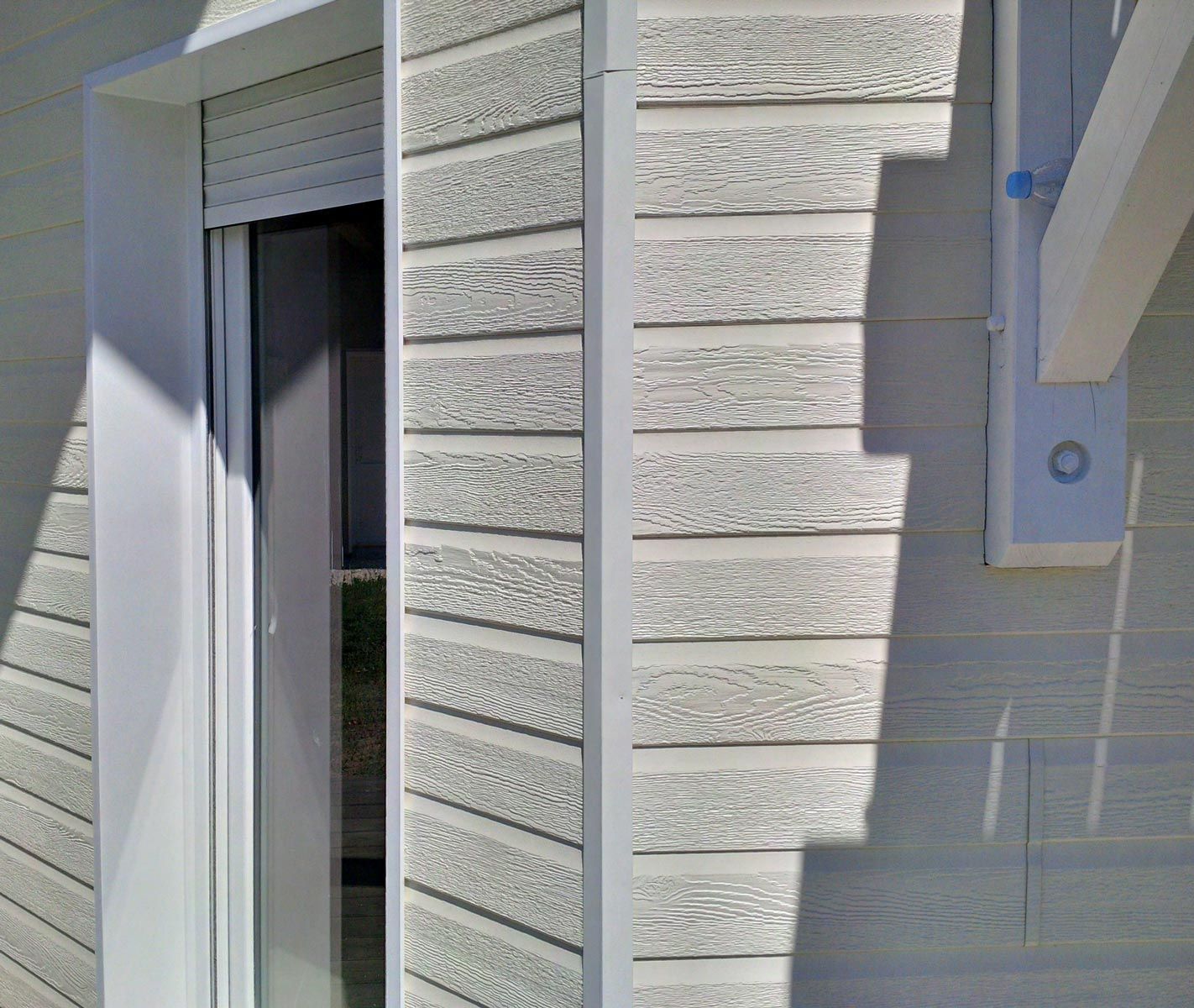 Landhaus mit einer Fassade von Naturetech in der Farbe almonde