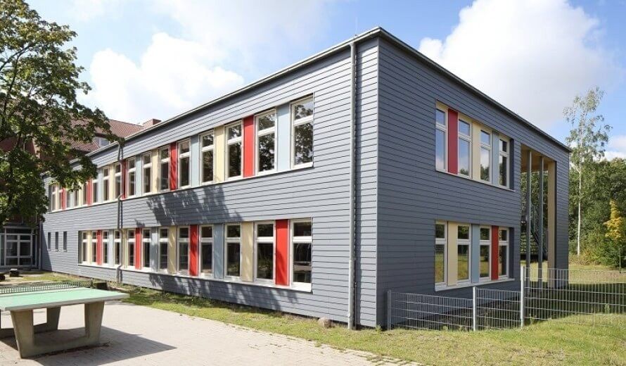 Cedral Struktur Paneele an einem Schulgebäude.