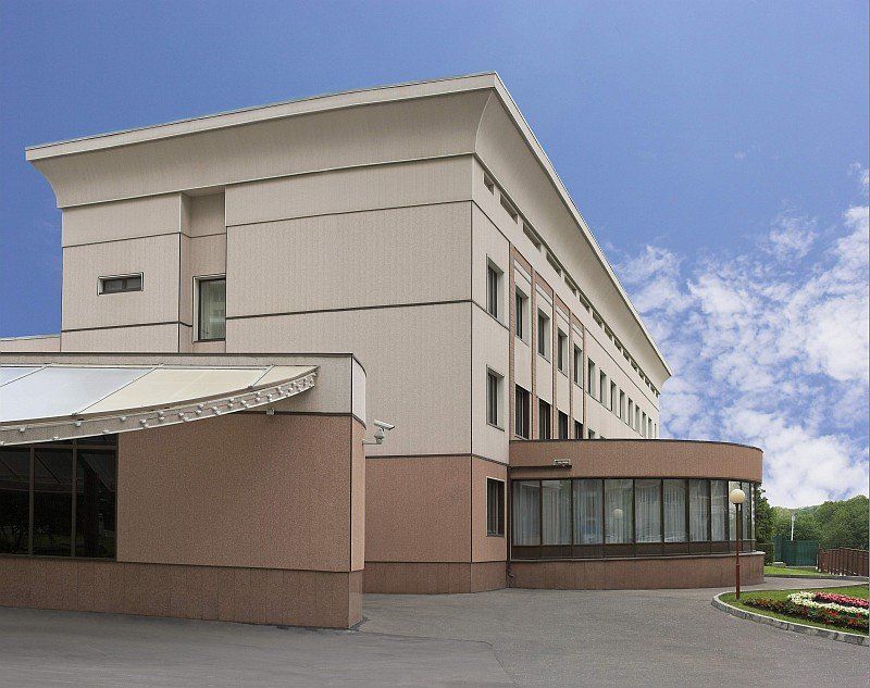 Bürogebäude mit einer VinyTherm Fassade in der Farbe madeira.