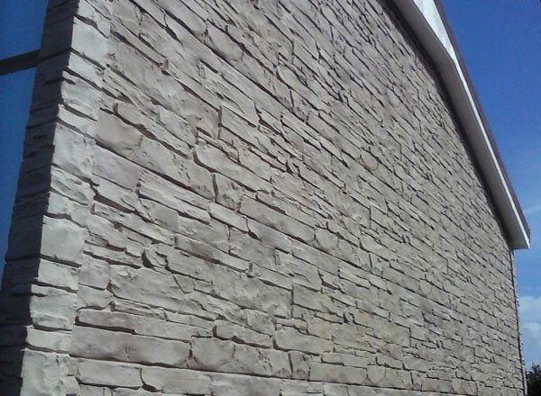Rustikale Giebelverkleidung in Natursteinoptik, Farbe grau