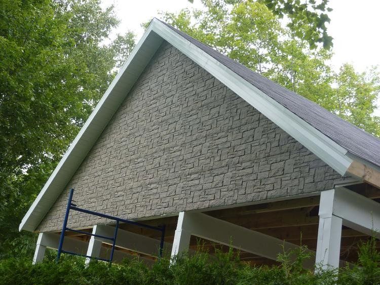 Rustikale Giebelverkleidung mit Natursteinfassade