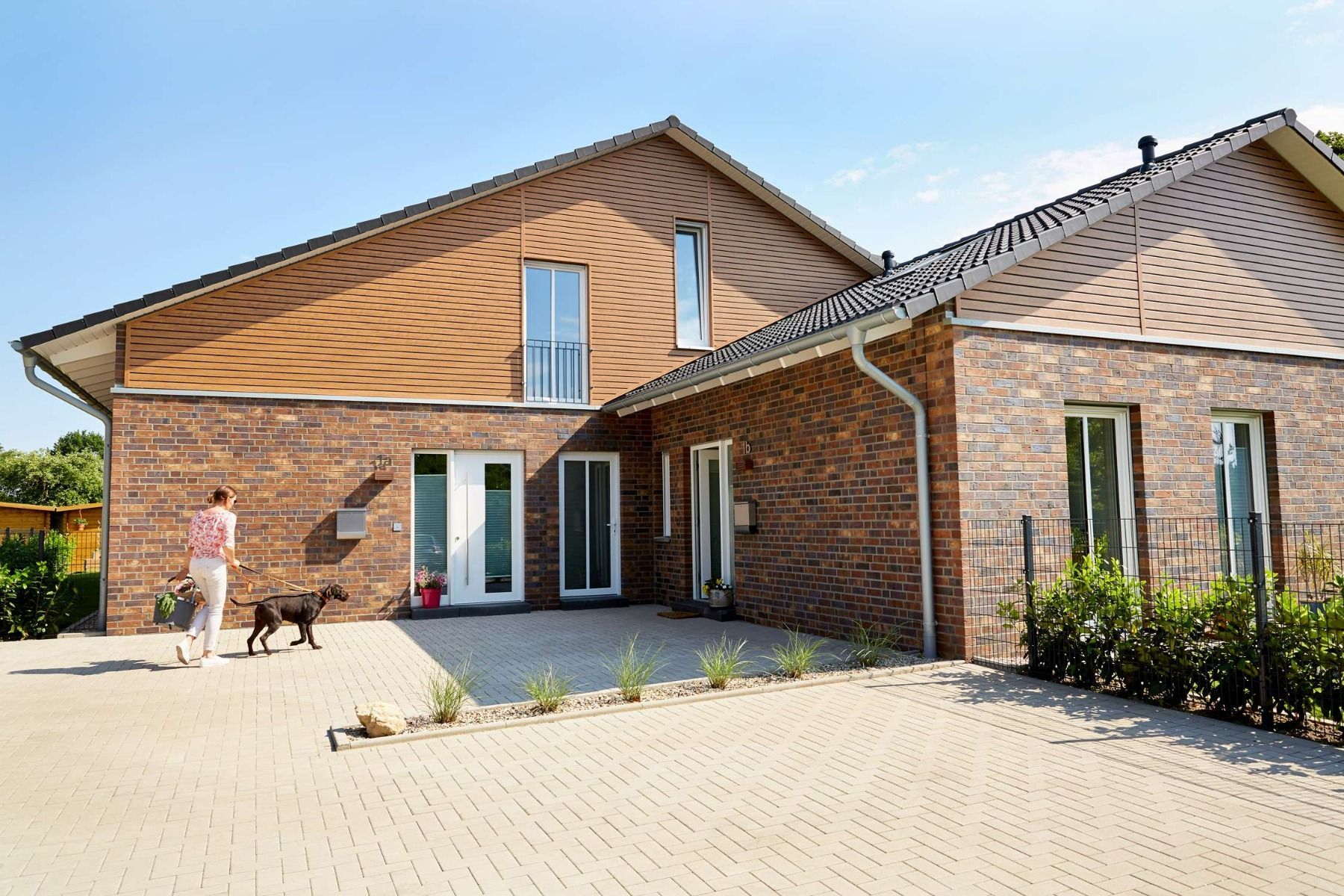 Grosses Wohnhaus mit Giebel und einer Holzfassade am Giebel.