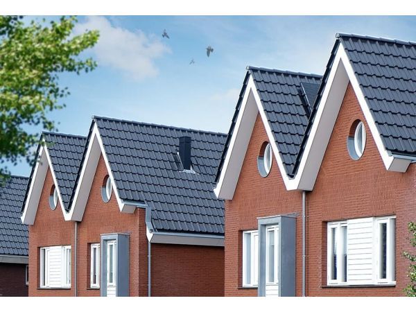 Unipanel Baupaneele als Dachrand- und Dachuntersichtverkleidung mit einer roten Klinkerfassade kombiniert.