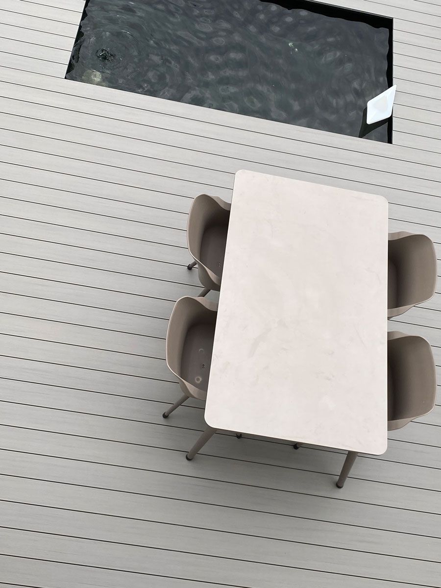 Klassische graue Terrasse mit kleinem Pool und einer Sitzkombination.