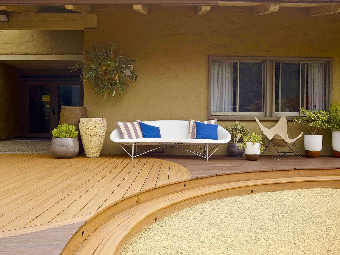 Hellbrauen Terrasse mit Rundung.