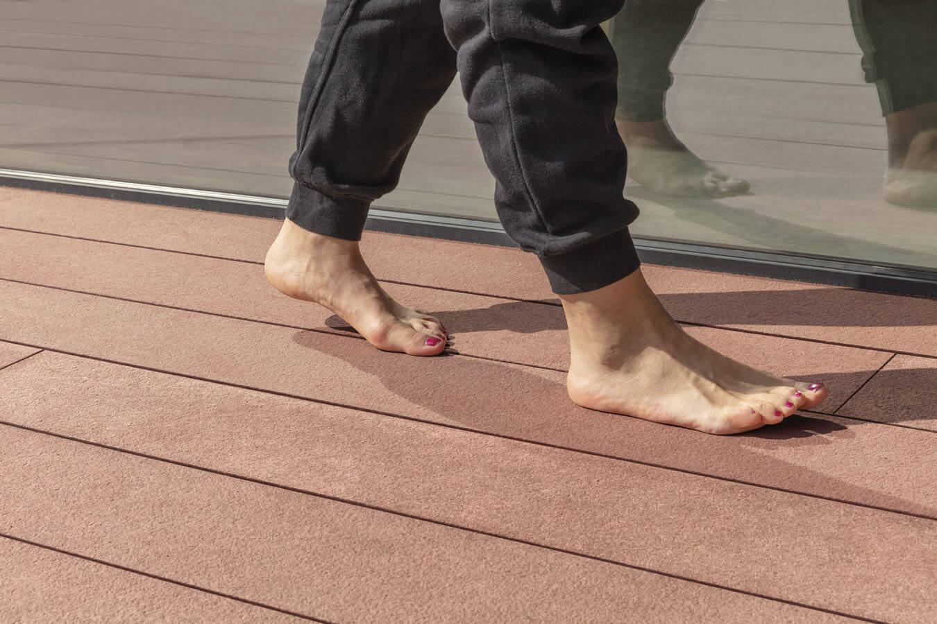 Barfussfreundliche Cedral Terrasse in der Farbe 