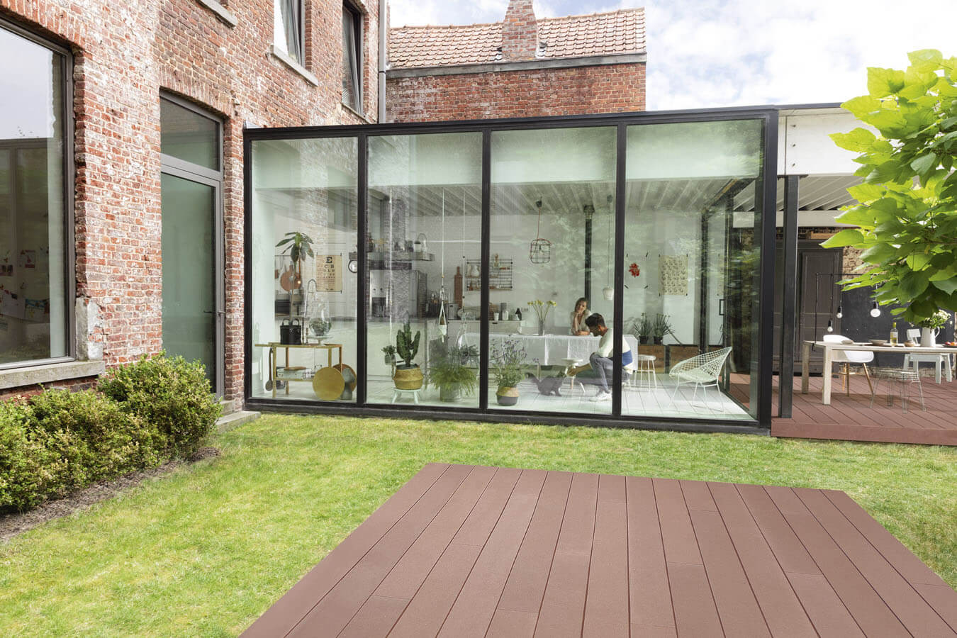 Perfekt integrierte Cedral Terrasse. Eingebettet zwischen altem Haus und modernen Anbau.