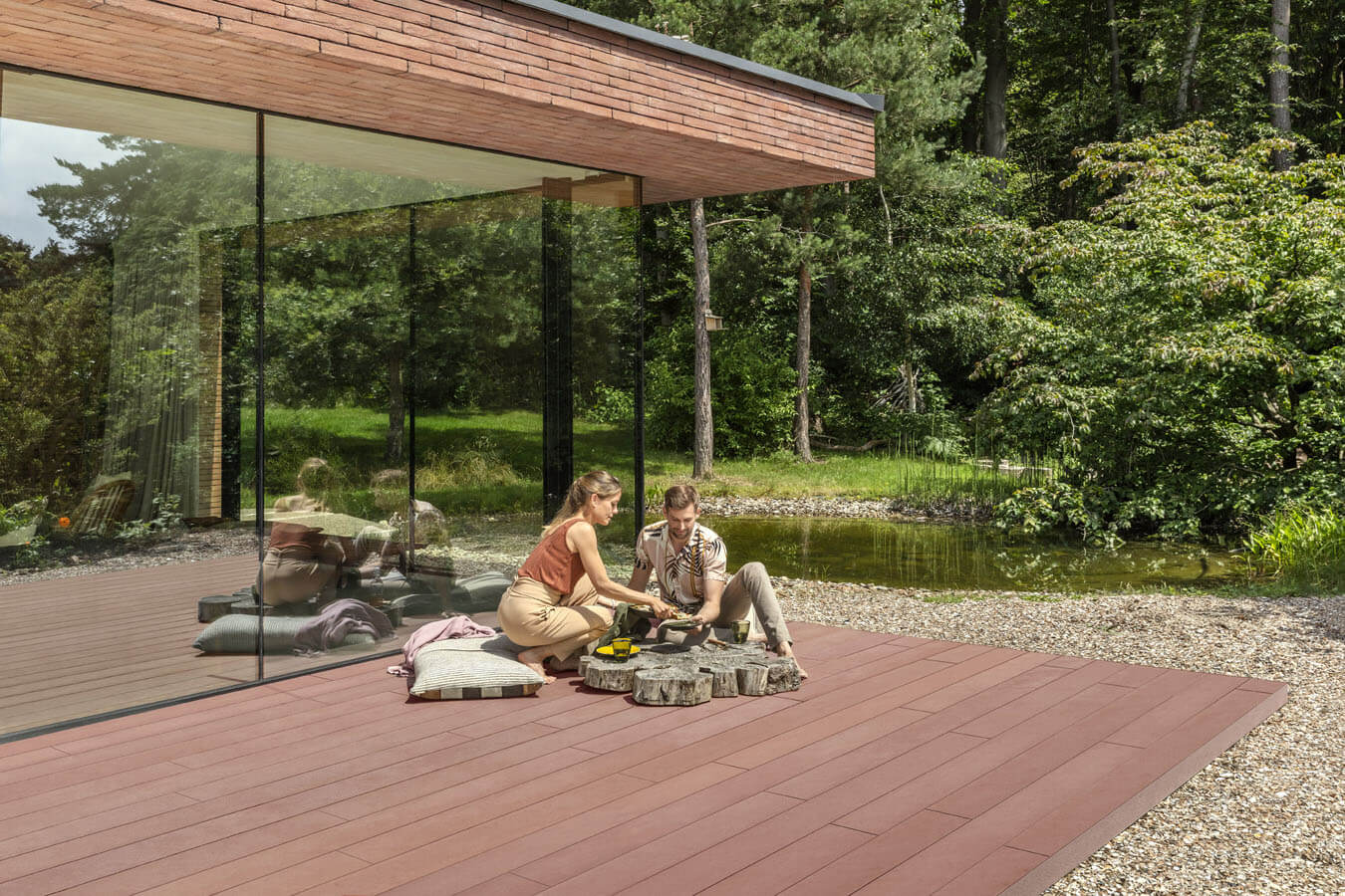 Faserzementterrasse von Cedral in der Farbe Warmes Rot.