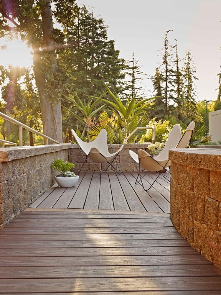 Mediterrane Trex Terrasse.