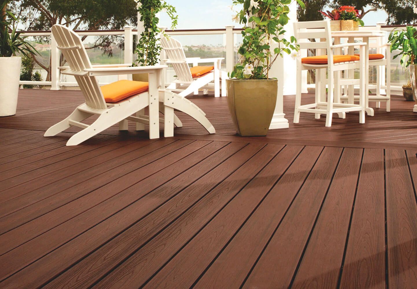 Unserer Widerstandsfähigste Terrassendiele Trex Trancend in der Farbe lava rock. 