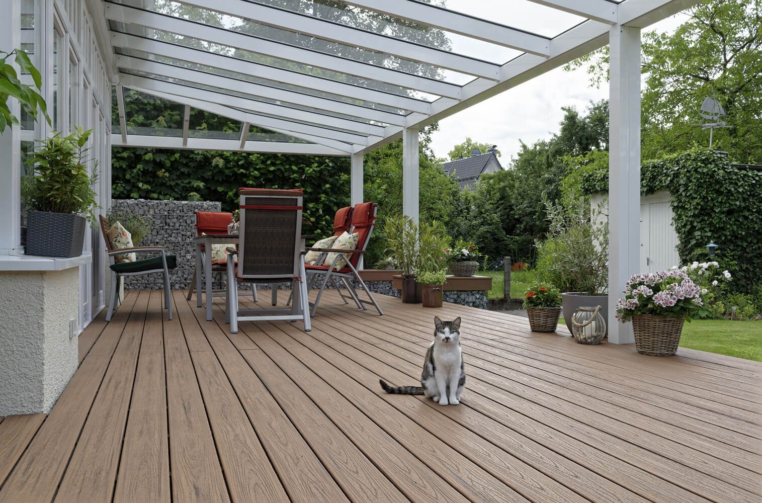 Langläufige herkömmliche Terrasse im Garten.