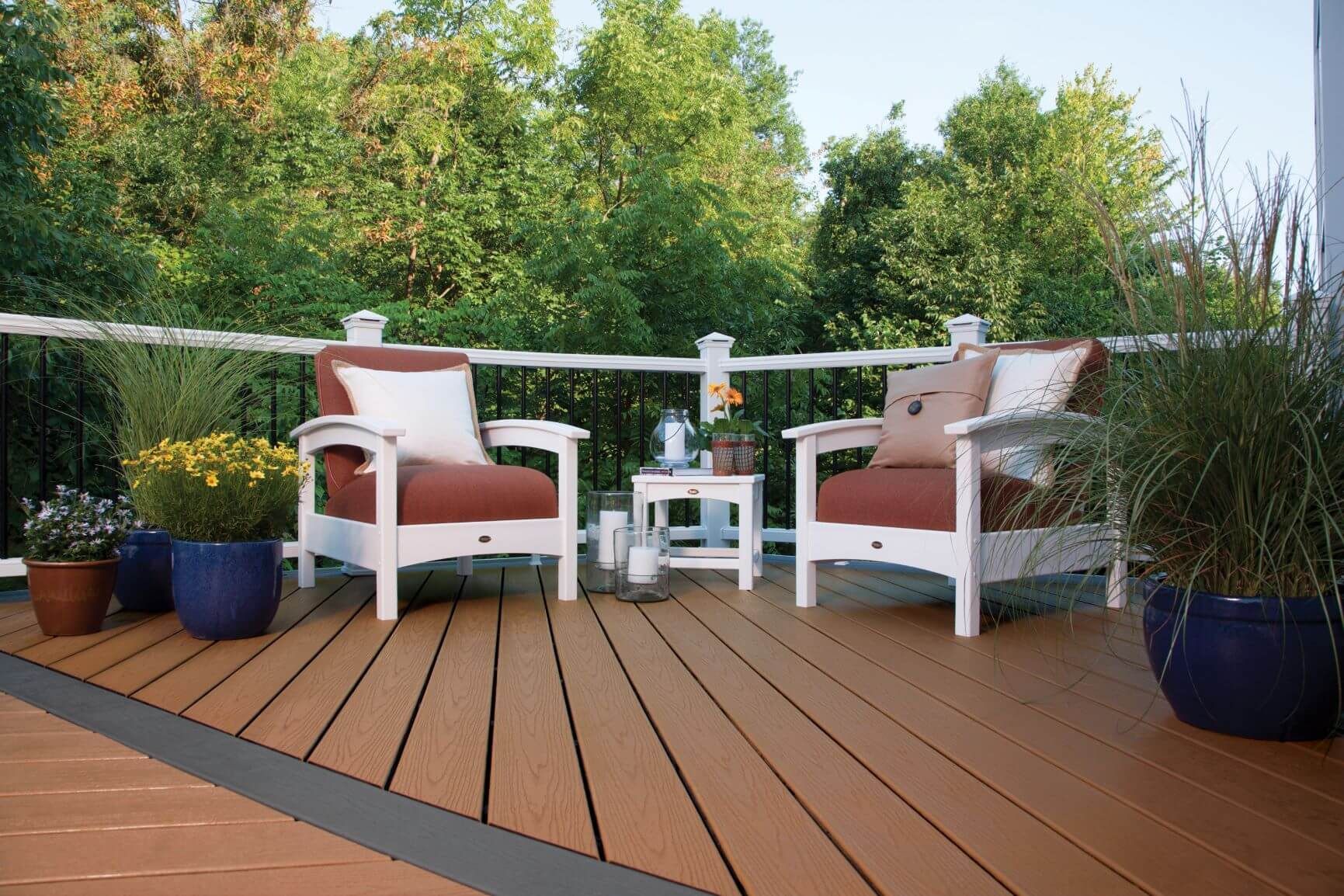 Luxuriöse Hochterrasse mit einer schönen Sitzgelegenheit und Geländer.
